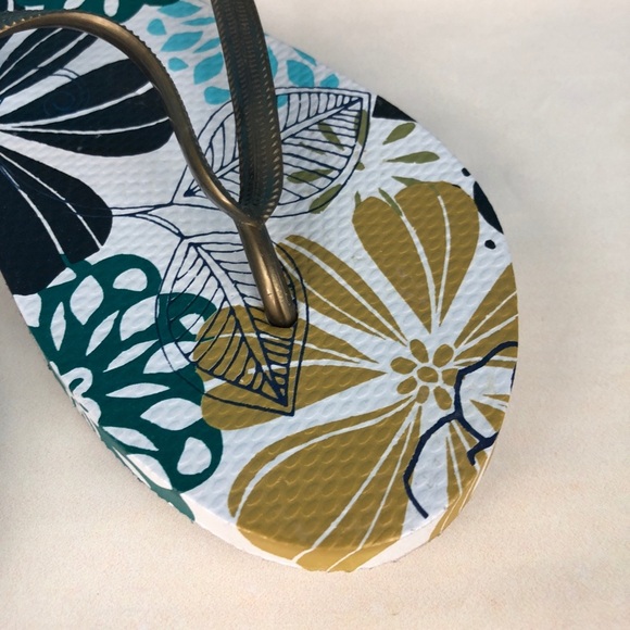 Hawaiian Print Flip Flops Size 8/9 - Picture 2 of 3